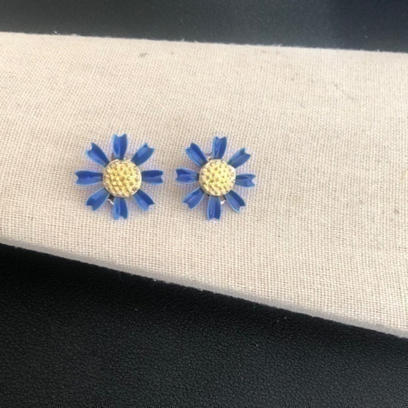 Vintage Jewelry - Vintage Flower Clip On Earrings